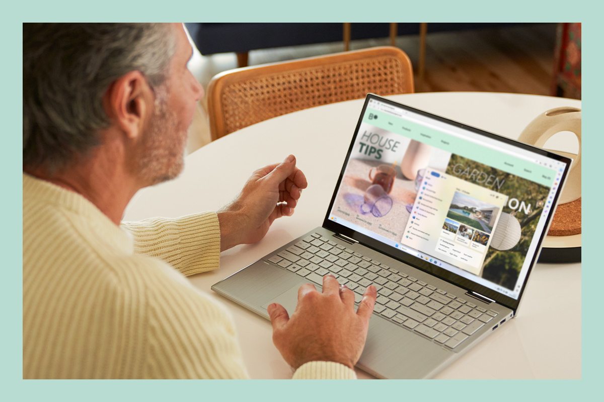 Un hombre trabaja con un ordenador portátil con Windows 11.