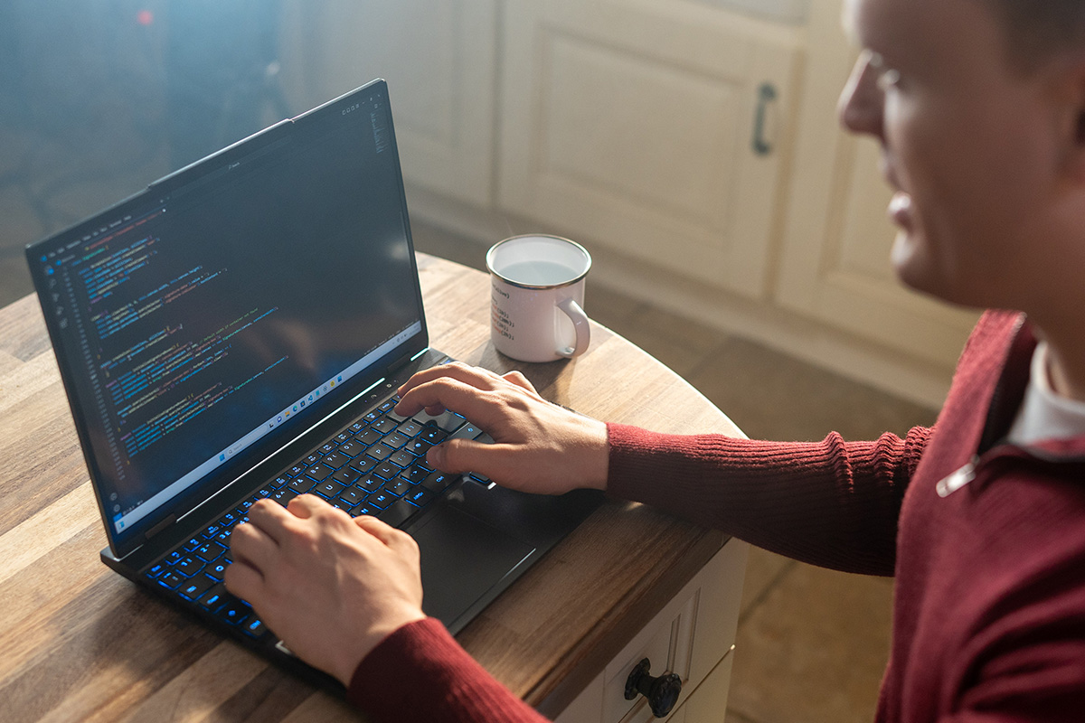 Un desarrollador trabaja con un ordenador portátil de PCSpecialist