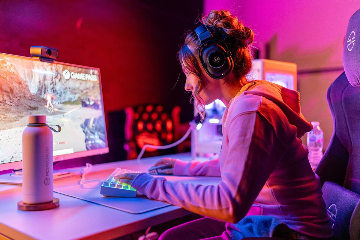 Un gamer que utiliza un ordenador de PCSpecialist para jugar